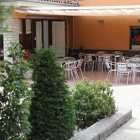 Montserrat Pensión Tona